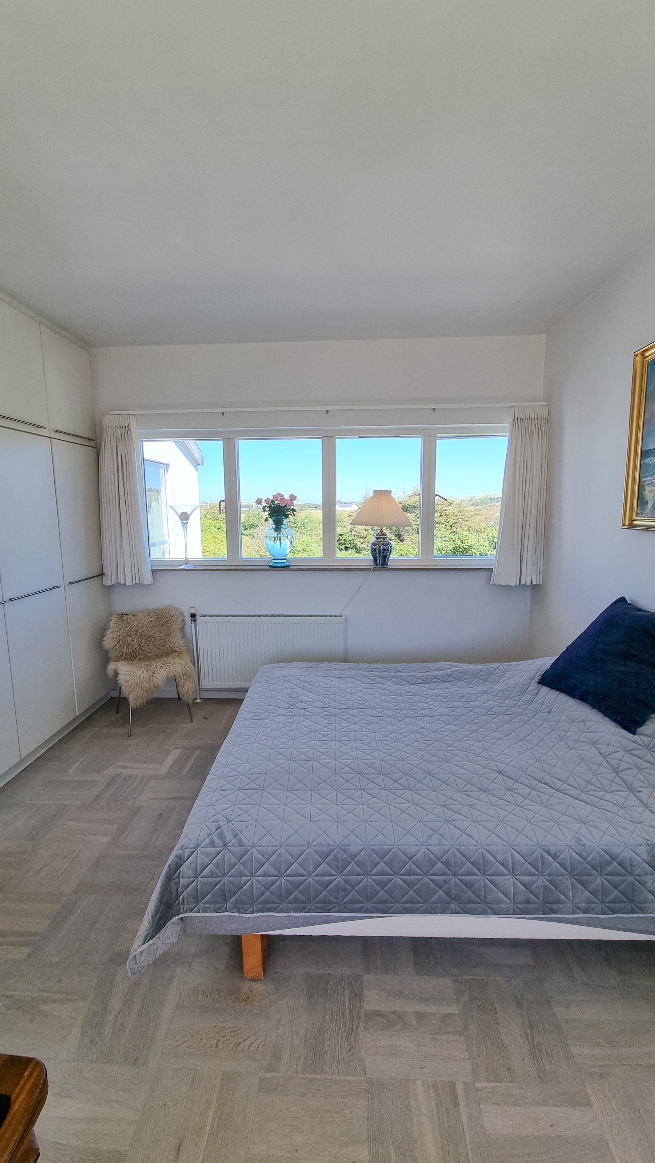 Soveværelse med udsigt til grønne marker