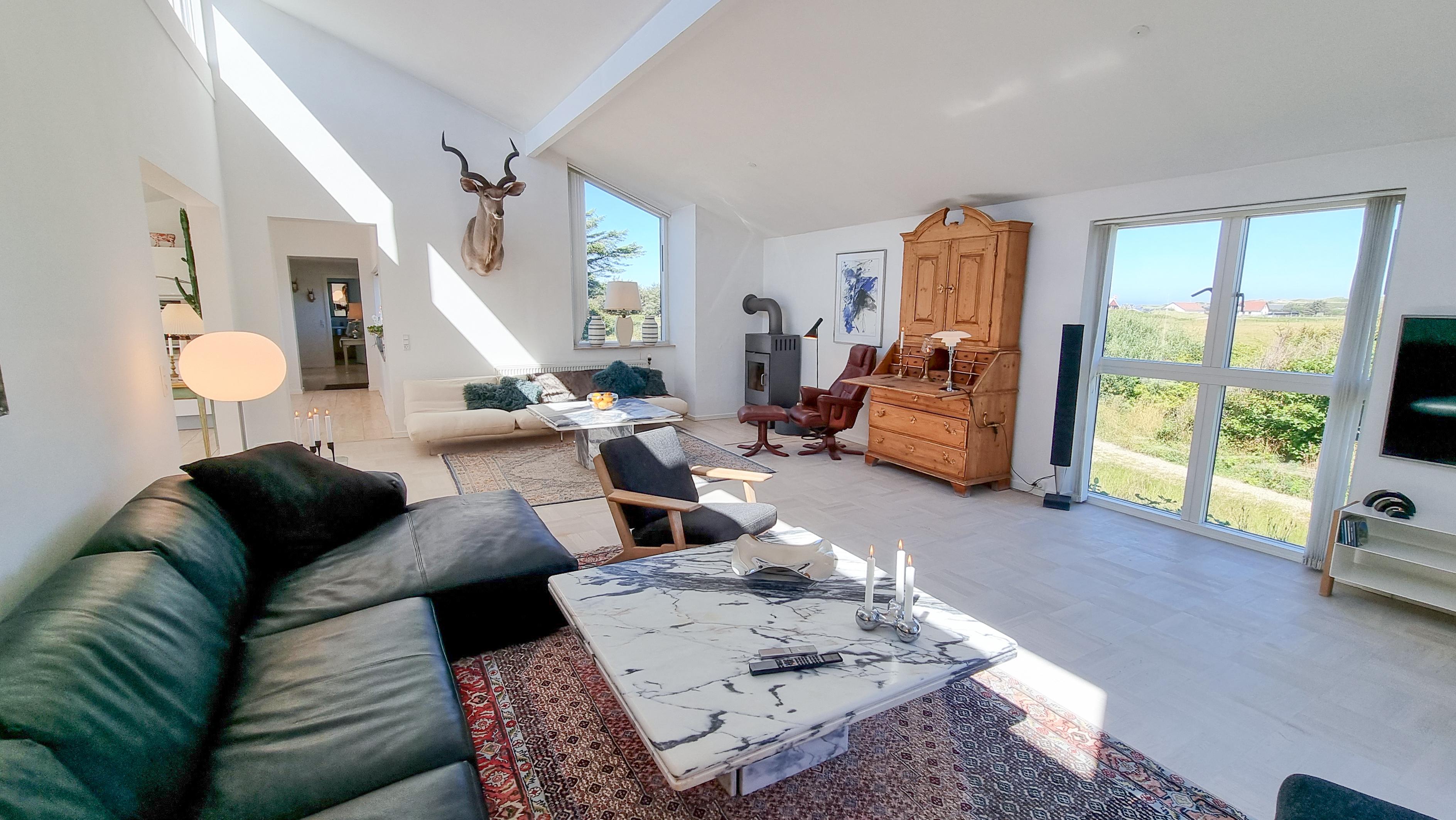 Stueplan med høj loft, vinduer og nordisk design